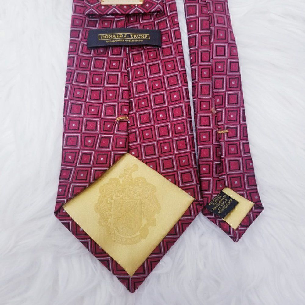 Donald Trump Signature Collection Red Silk Tie - Picture 4 of 4